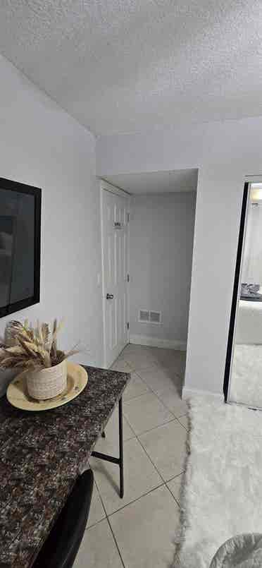 Room For Rent In Deerfield Beach.