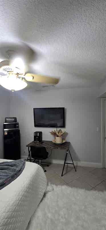 Room For Rent In Deerfield Beach.