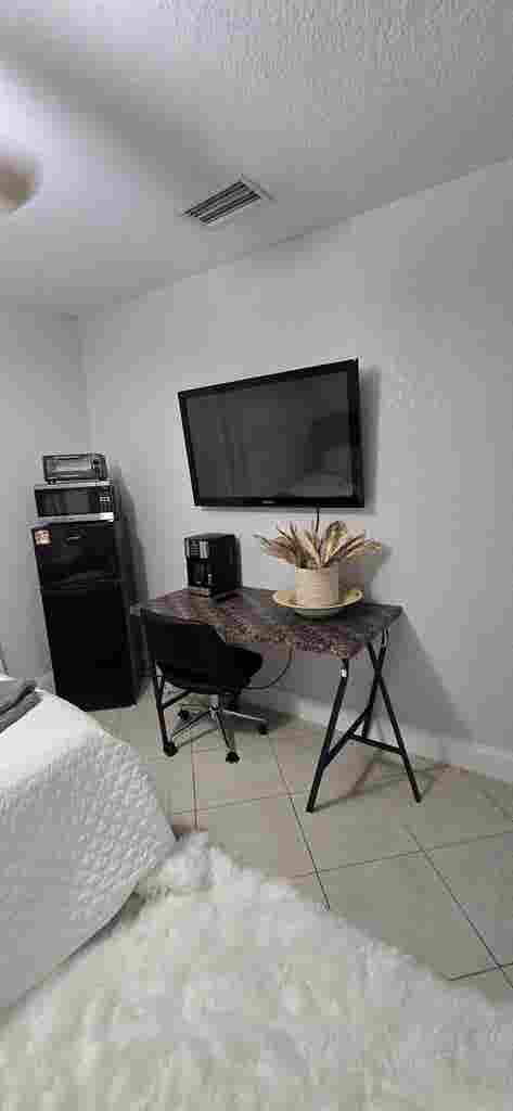 Room For Rent In Deerfield Beach.
