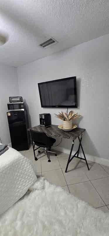 Room For Rent In Deerfield Beach.