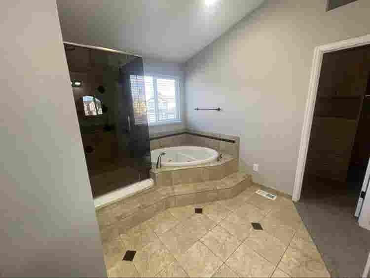Master Bedroom w private bathroom