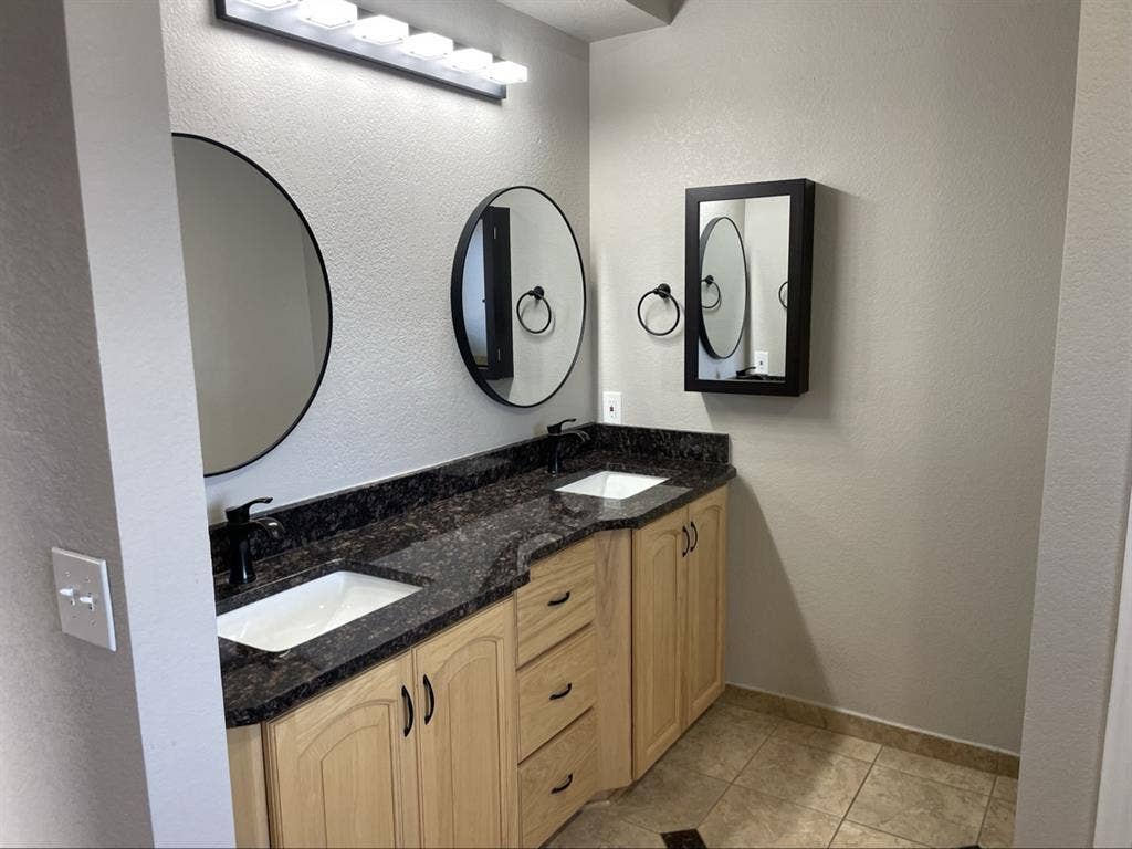 Master Bedroom w private bathroom