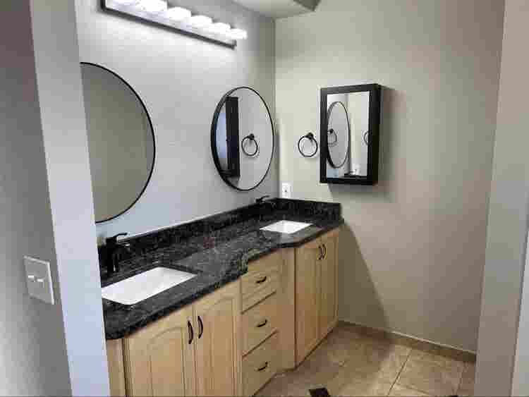 Master Bedroom w private bathroom