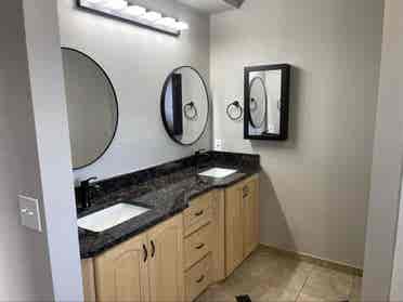 Master Bedroom w private bathroom