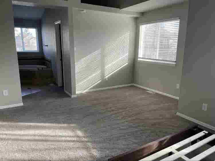 Master Bedroom w private bathroom