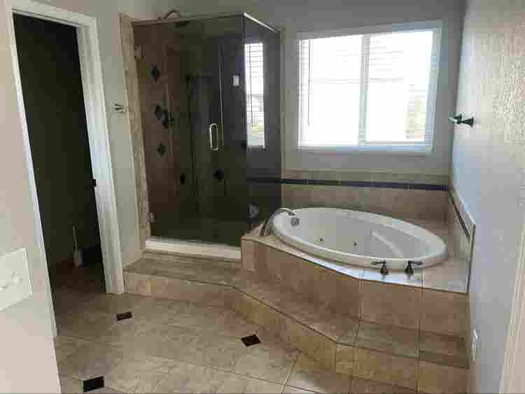 Master Bedroom w private bathroom