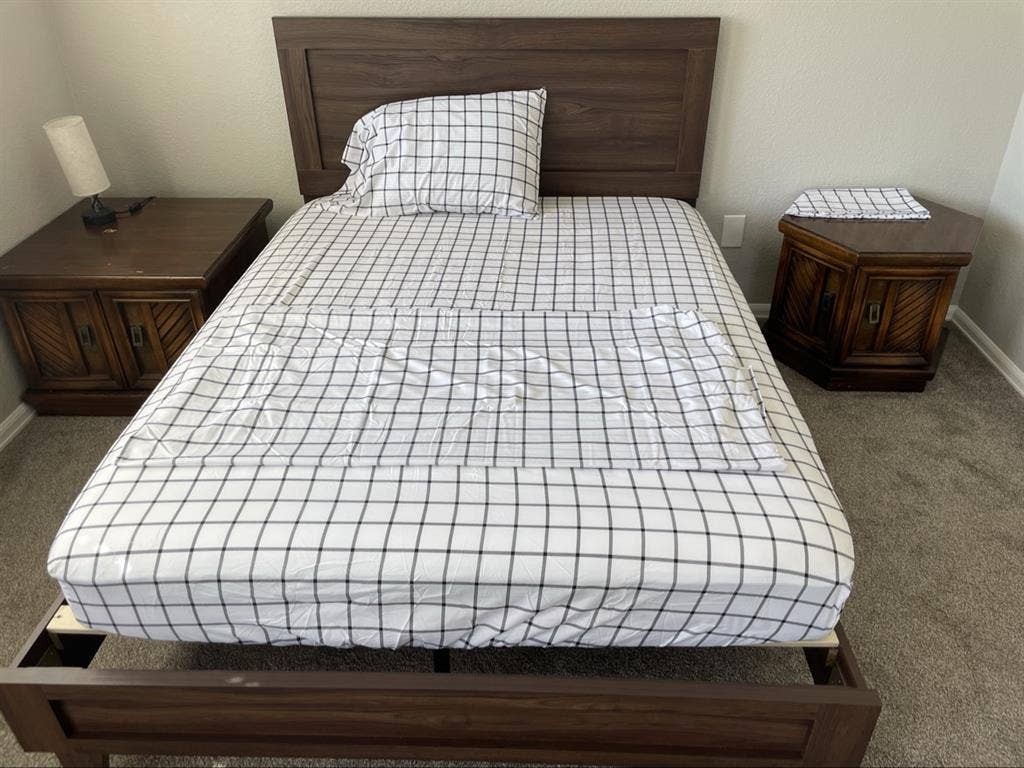 Master Bedroom w private bathroom