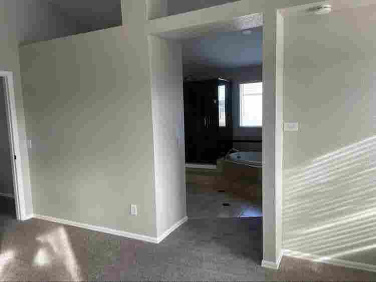 Master Bedroom w private bathroom