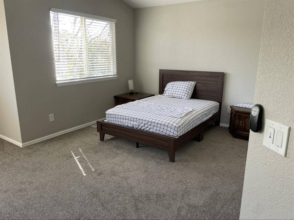 Master Bedroom w private bathroom