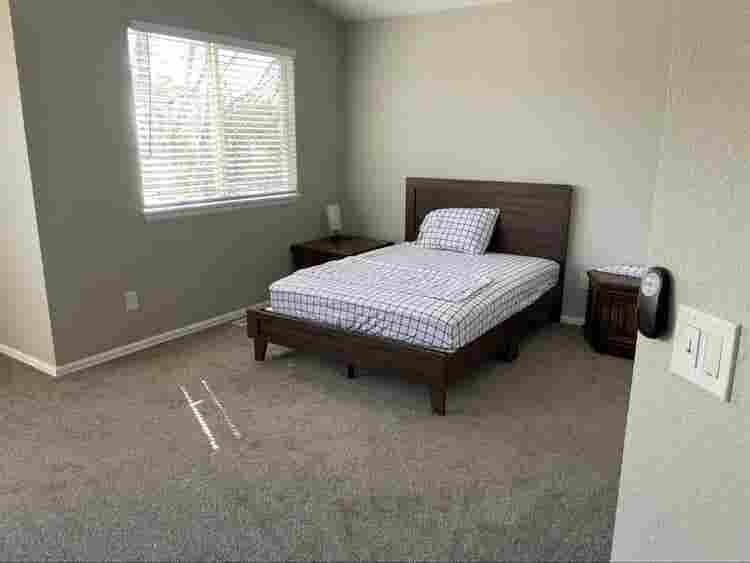 Master Bedroom w private bathroom