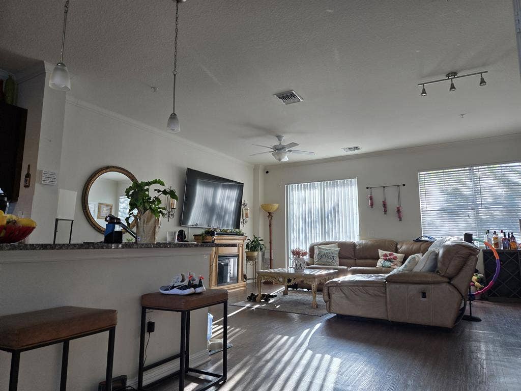 Private Room - Great Location