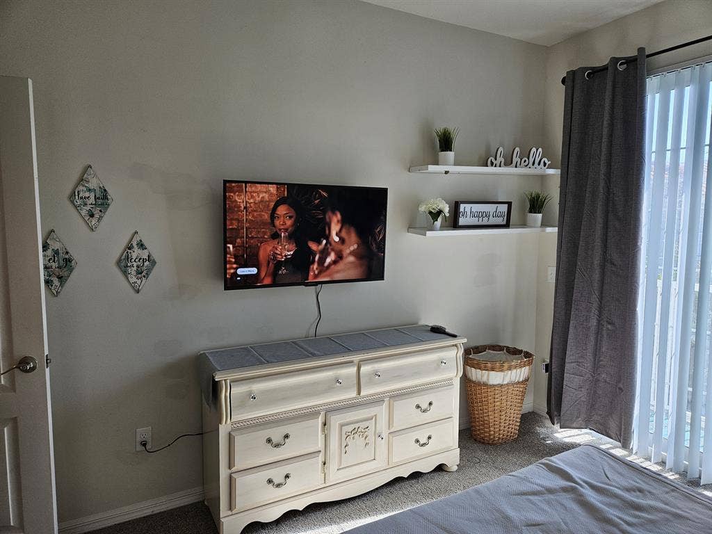 Private Room - Great Location