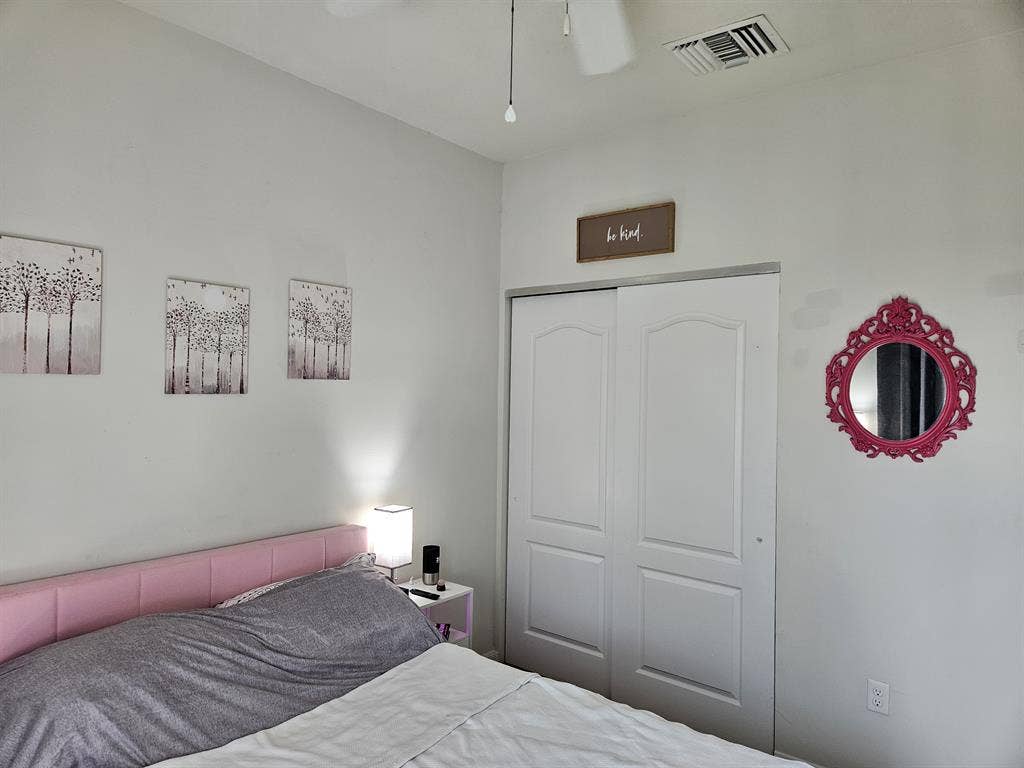 Private Room - Great Location