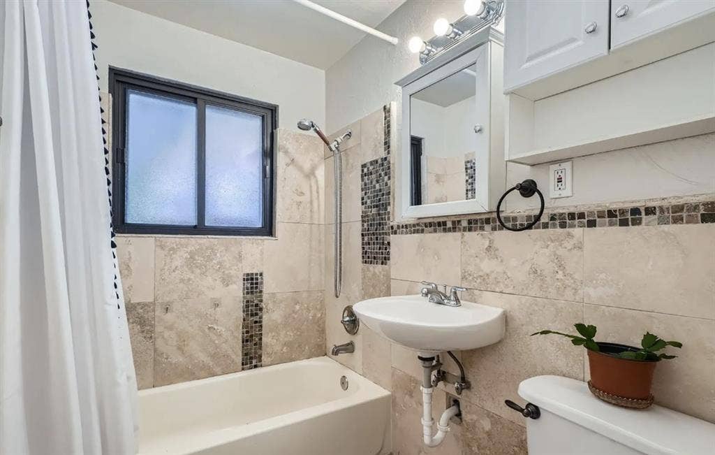 Room in Quiet House In Aurora