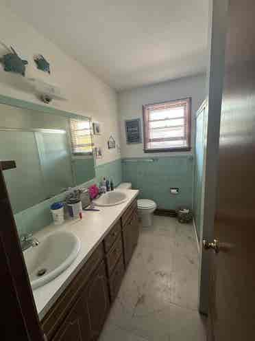 4 bedroom house near Westloop. $