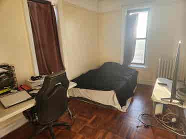 $br - room for rent. Midwood
