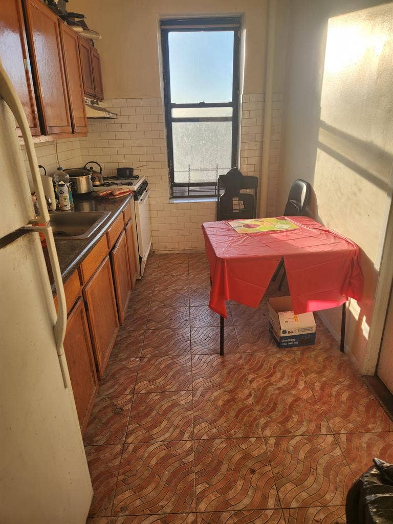 $br - room for rent. Midwood