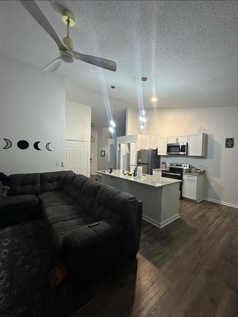 Nice bedroom for rent!!