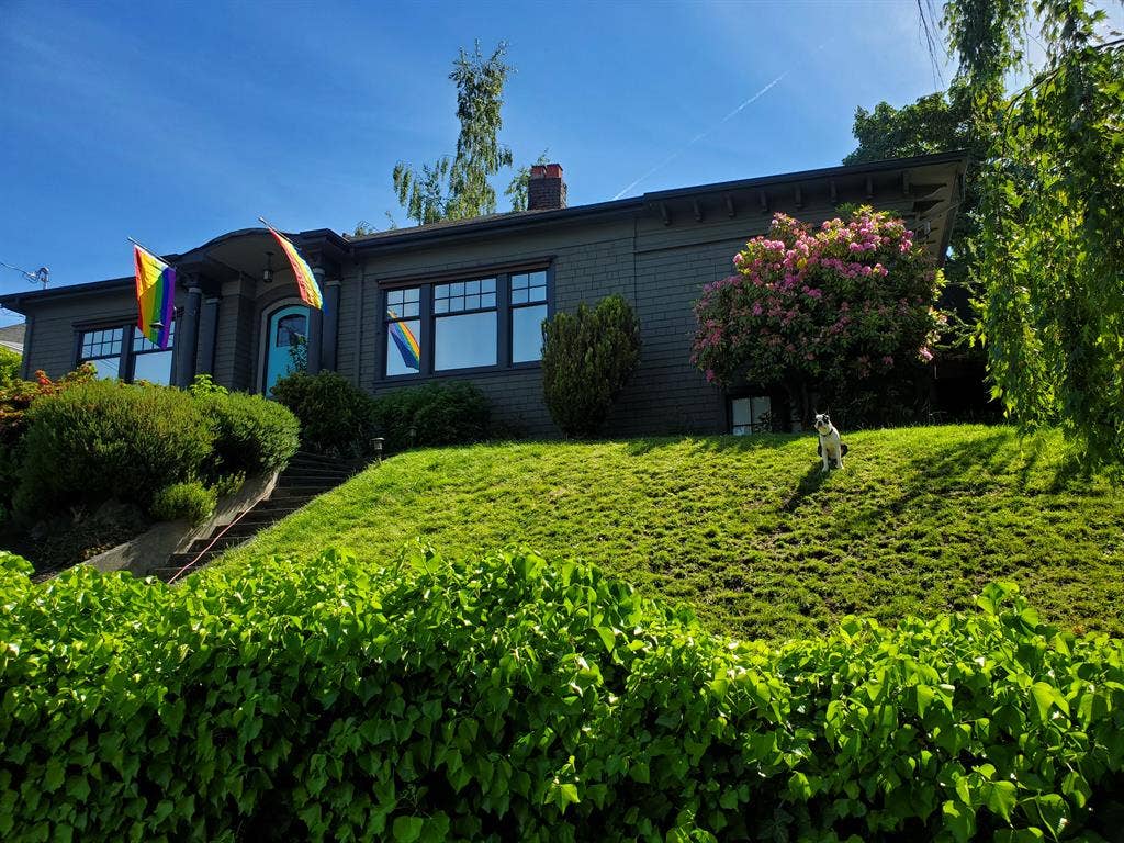 2 Large bedrooms available