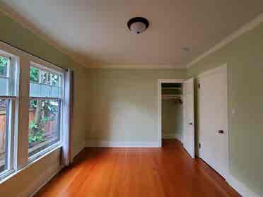 2 Large bedrooms available