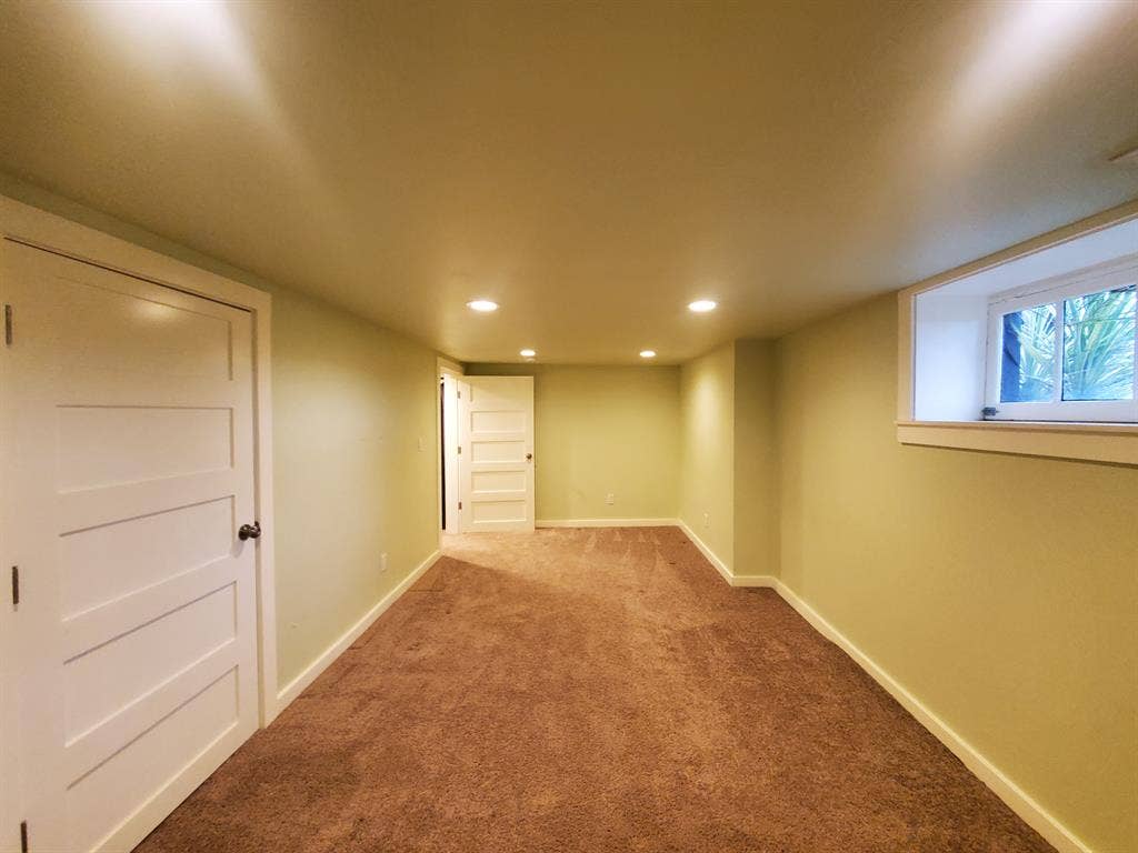2 Large bedrooms available