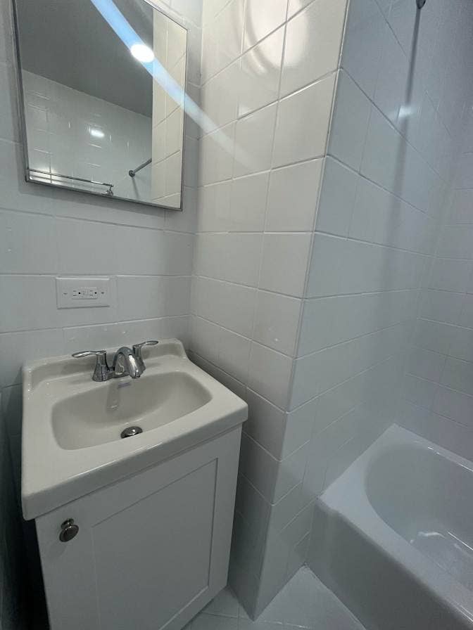 ✨Room Available in Midtown South✨