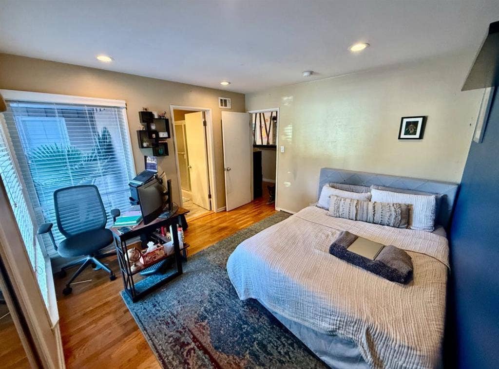 $ Room In Sherman Oaks Housee