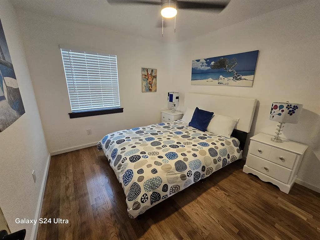 Looking for 1 roommate!
