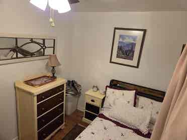 Room share in comfy, two bedroom