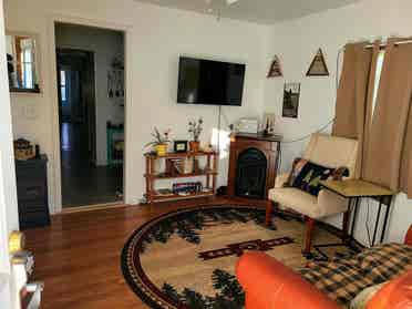 Room share in comfy, two bedroom
