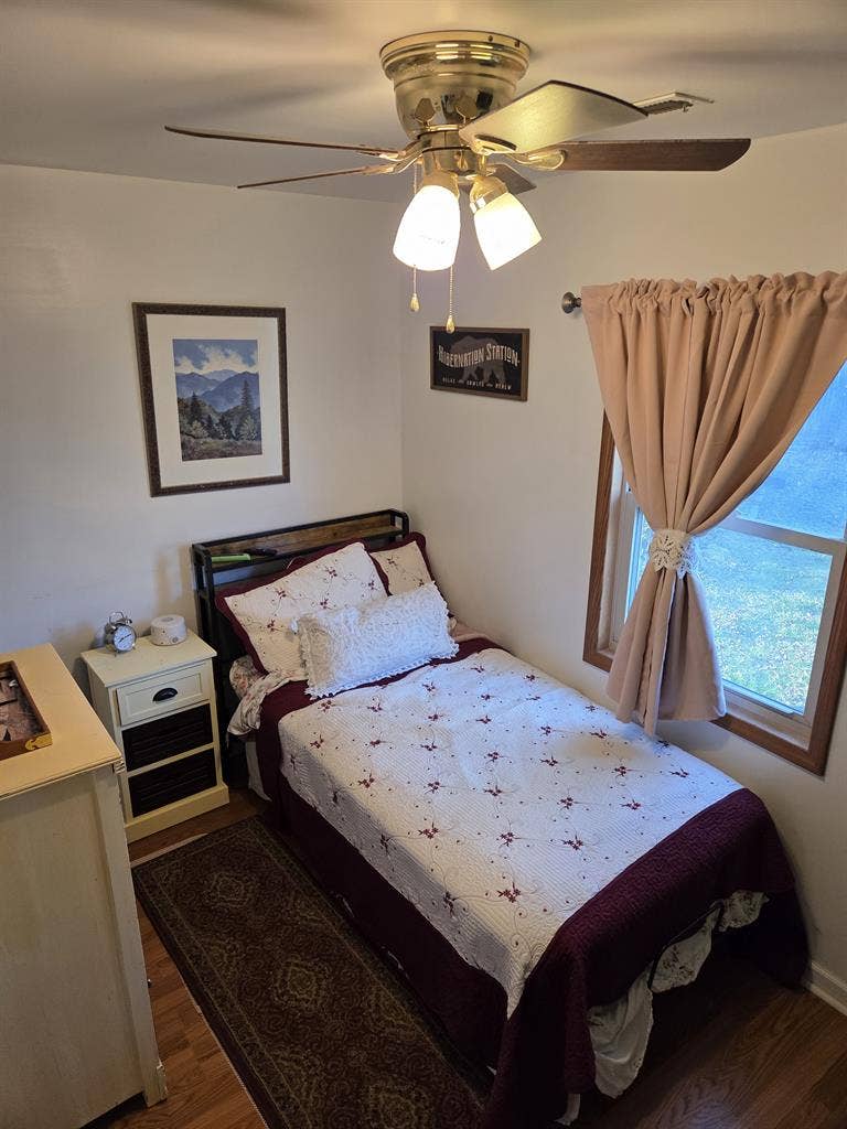 Room share in comfy, two bedroom