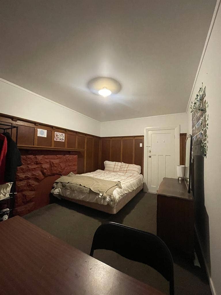 7 person girls flat on Leith!