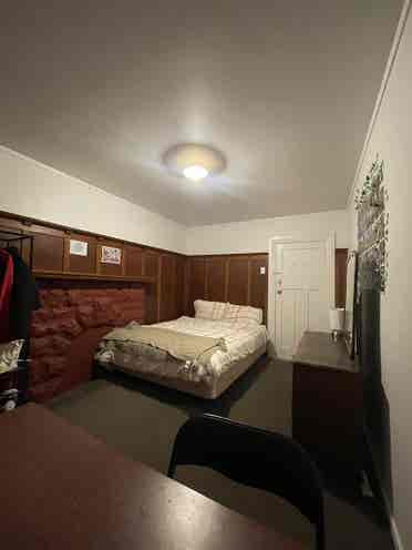 7 person girls flat on Leith!