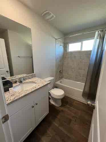 Looking for roommates !