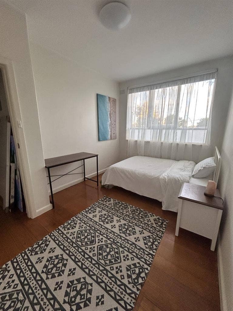 🌞 Bright & Furnished Room