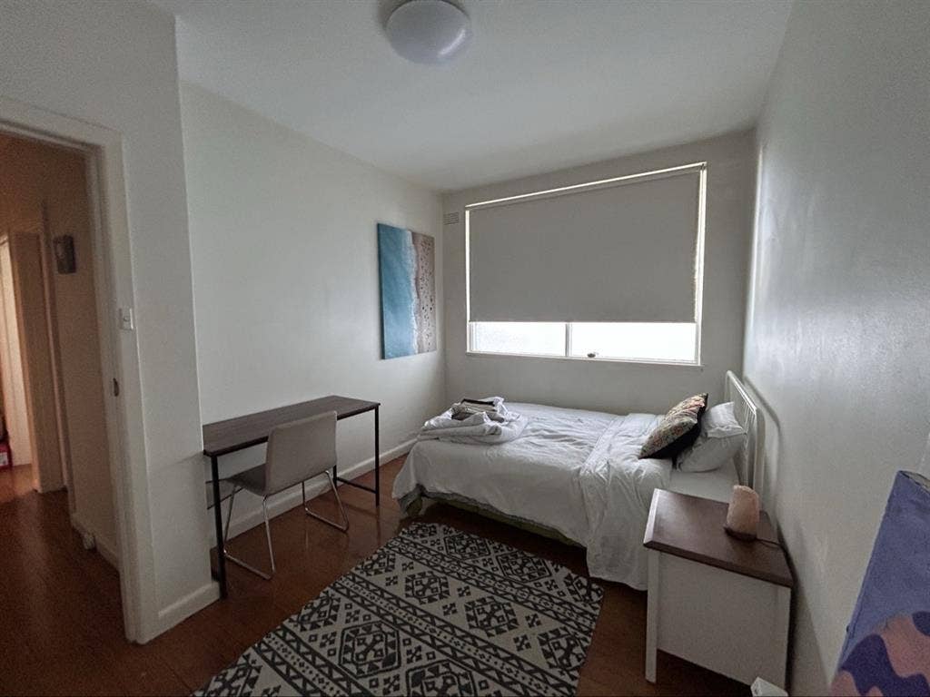 🌞 Bright & Furnished Room