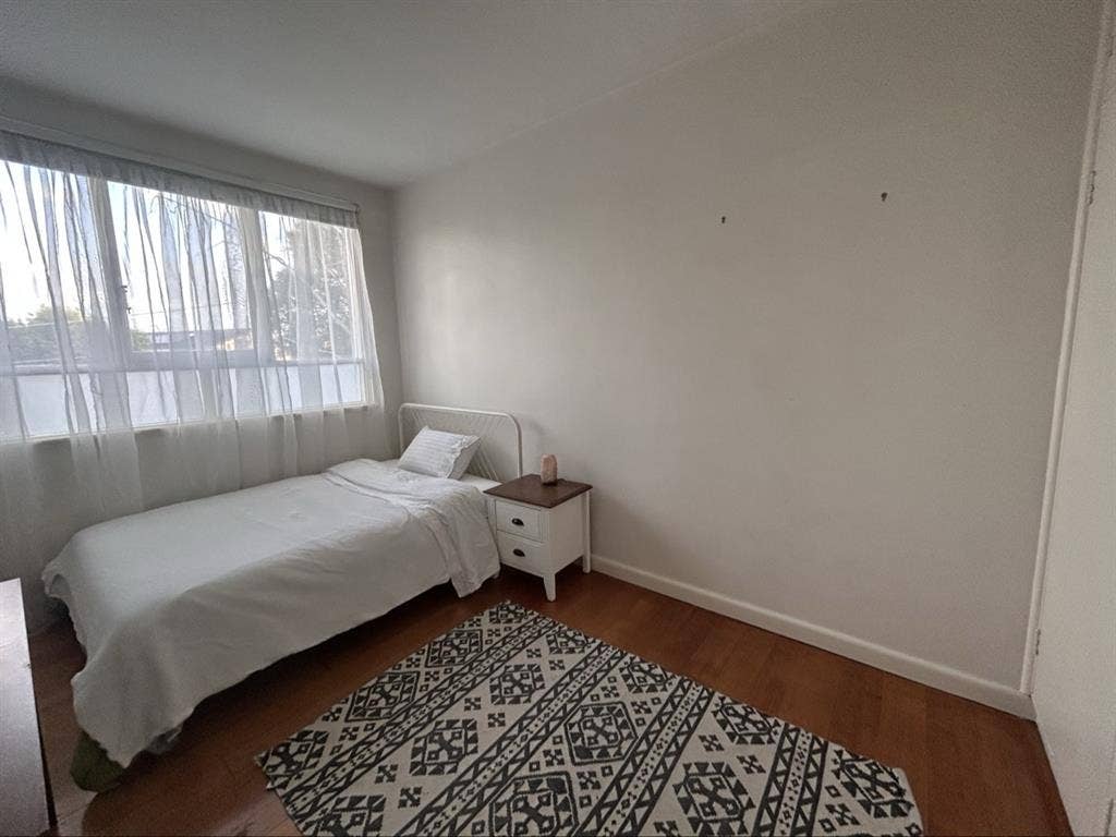 🌞 Bright & Furnished Room