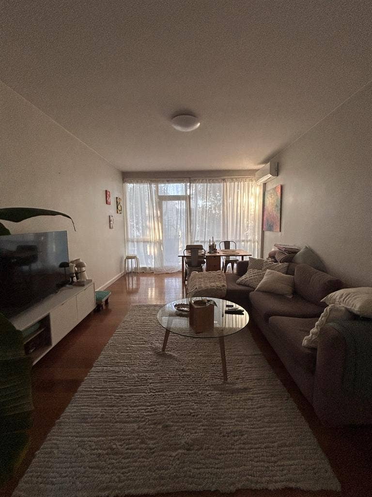 🌞 Bright & Furnished Room