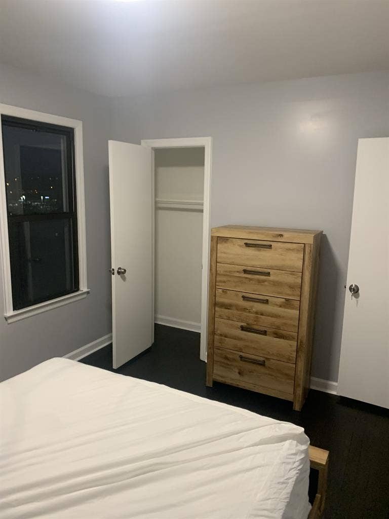 Fully furnished room in black rock