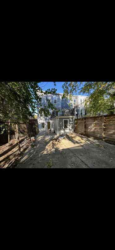 Big bedroom in bushwick! Backyard