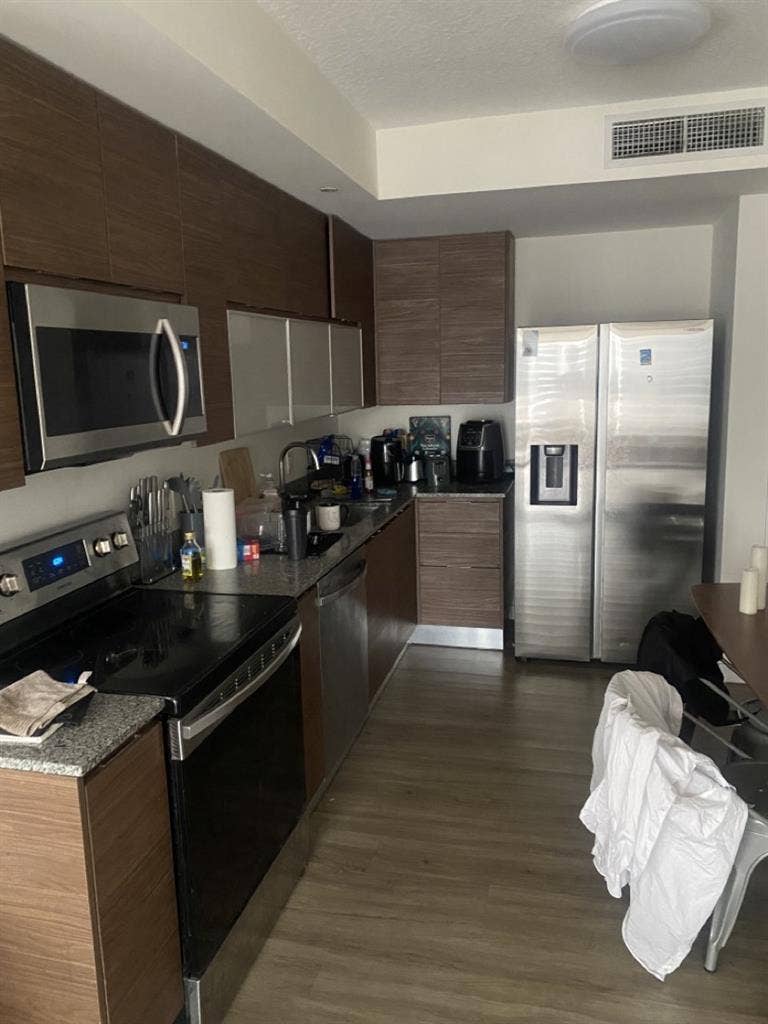 Room w/ private bath available
