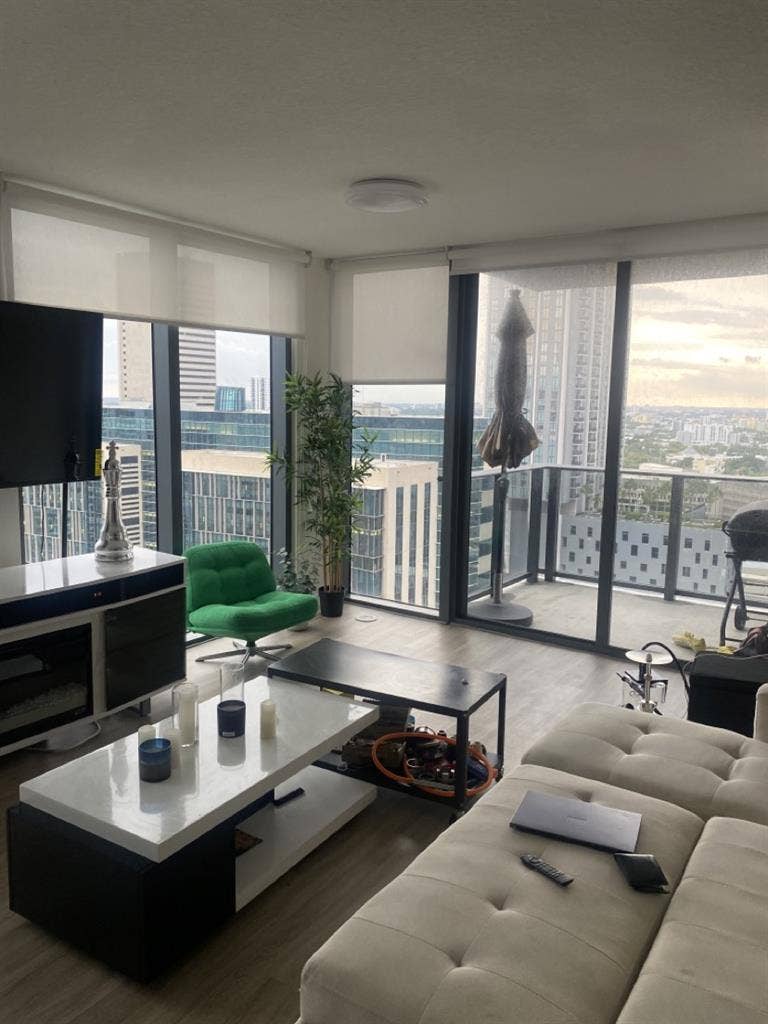 Room w/ private bath available