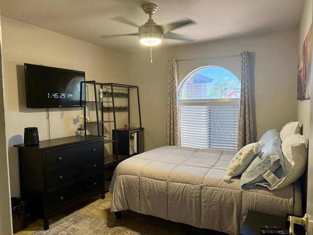 Private Furnished
Room in N.Phx