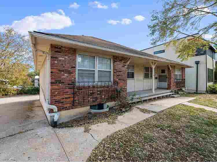 Roommate needed in West Plaza
