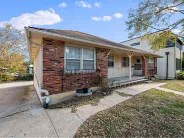 Roommate needed in West Plaza