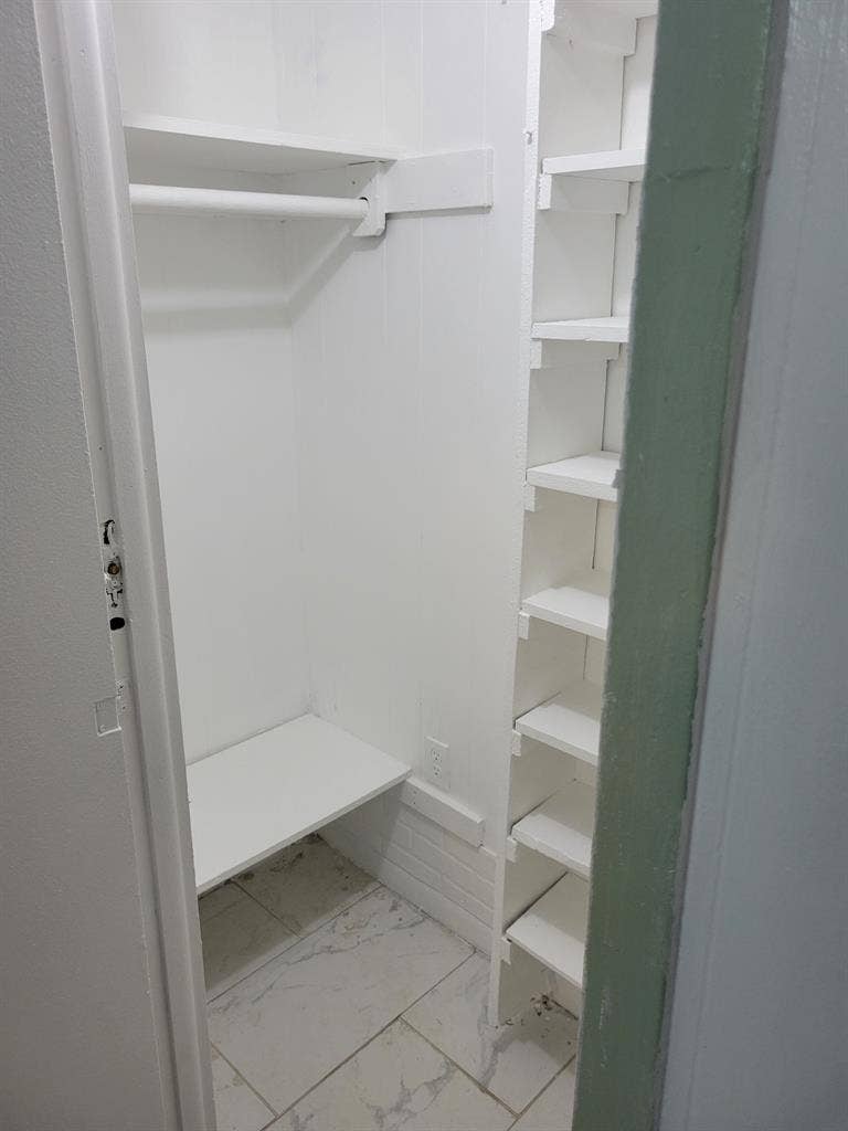 Furnished room in quiet private hse