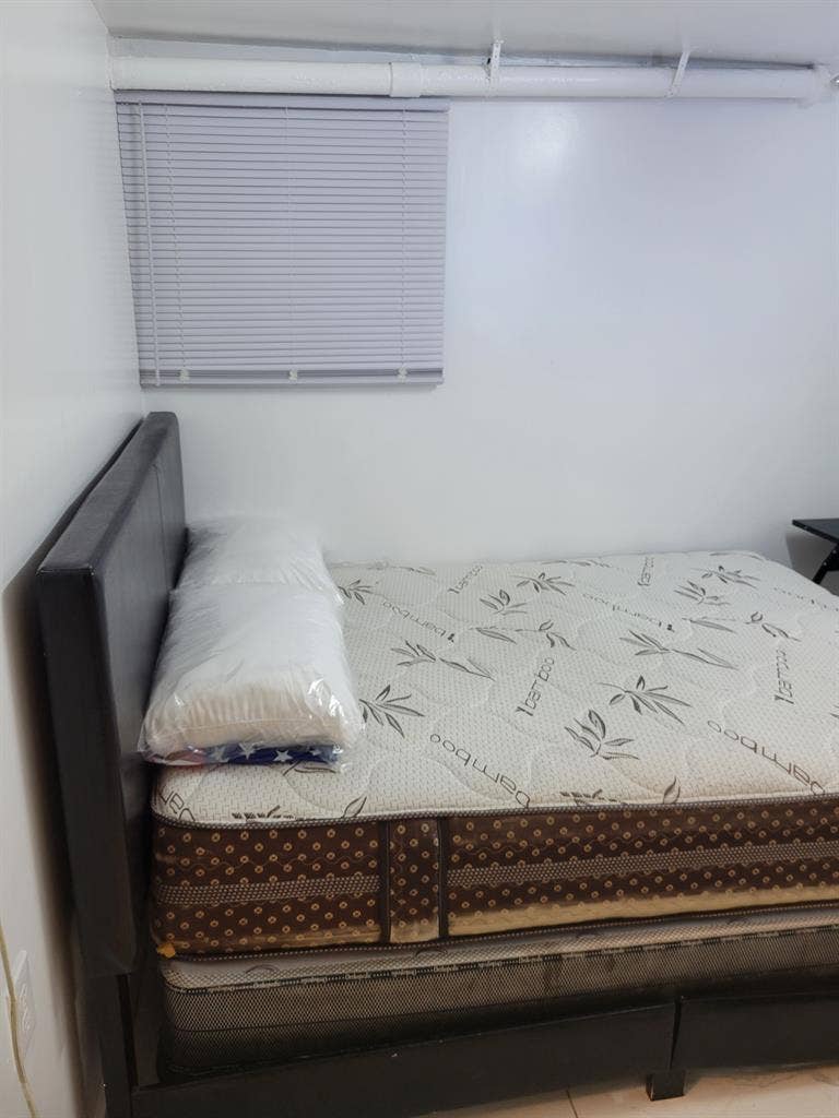 Furnished room in quiet private hse