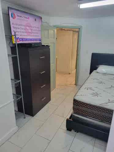 Furnished room in quiet private hse