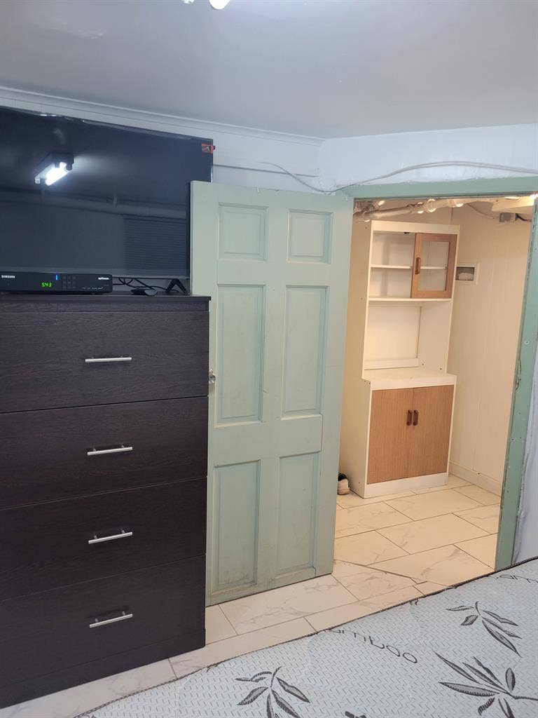 Furnished room in quiet private hse