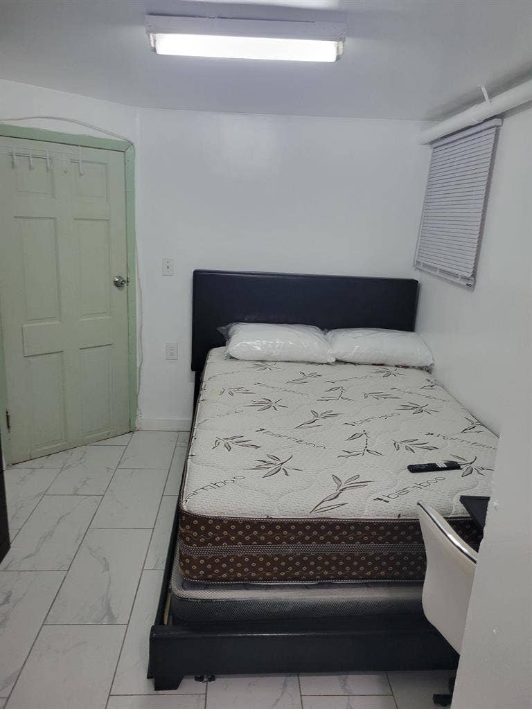 Furnished room in quiet private hse